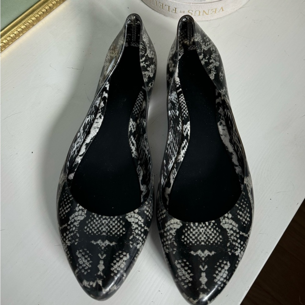 Elegant Black and White Jelly Flats with Snakeskin Pattern